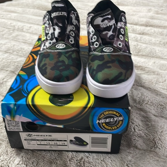 New Heelys wheel shoes - Picture 4 of 4